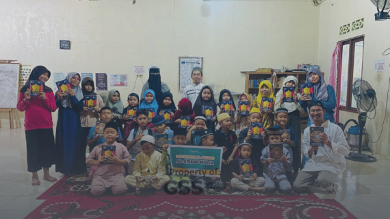 Momen Buka Puasa Bersama serta Penyaluran Al-Quran dan Iqra di TPA Mambaul Hufaz