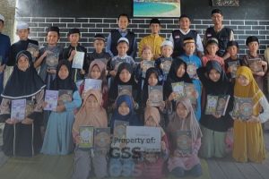 Distribusi Al-Quran, Iqro dan Buku Tuntunan Sholat Untuk Para Santri