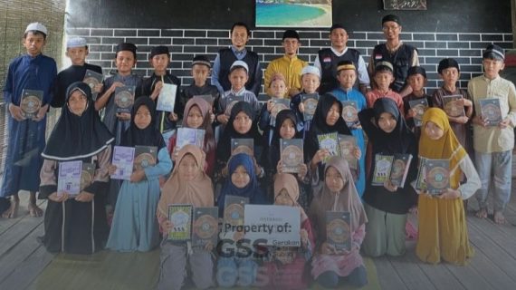 Distribusi Al-Quran, Iqro dan Buku Tuntunan Sholat Untuk Para Santri